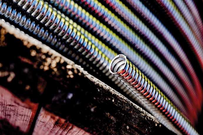 Die aus V4A-Edelstahl gefertigten „Fast“-Leerrohre sind spiralförmig gewellt und schützen die empfindlichen Lichtwellenleiter vor mechanischen Einwirkungen und Nagetierverbiss. | Foto: Leonhard Weiss
