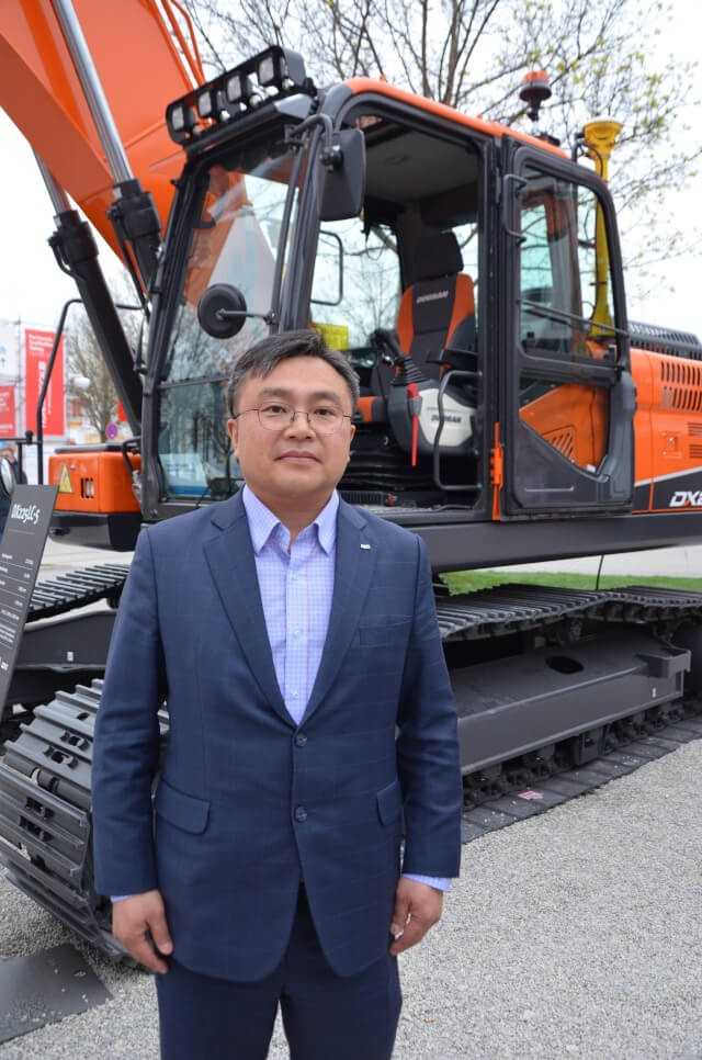 Charlie Park ist seit 2017 Geschäftsführer von Doosan Infracore Europe. Auf der bauma in München konnte er zukunftsweisende Technik im Bereich Maschinensteuerung vorstellen. | Foto: B_I