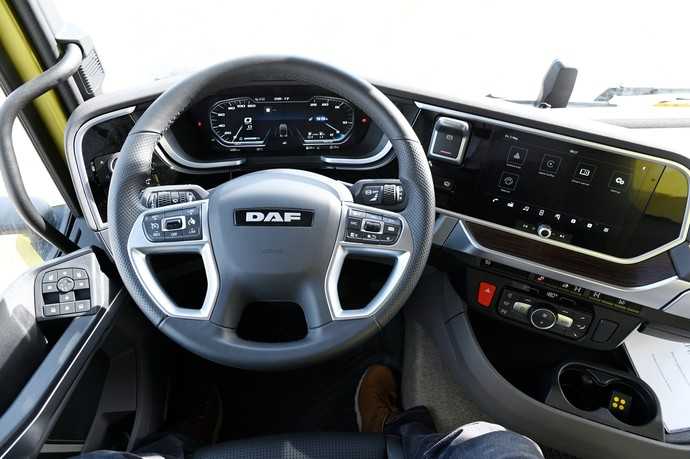 DAF XFC: Innen erwartet den Fahrer ein aufgeräumtes Cockpit mit Digitalanzeige. | Foto: QUATEX