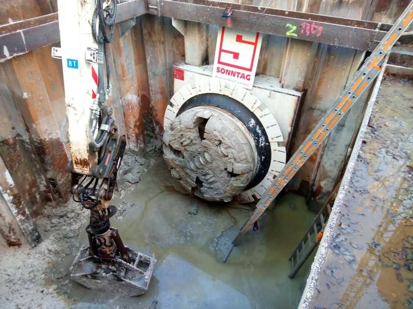 Abb. 5: Schneidrad der Tunnelbohrmaschine nach dem Einfahren in die Zielbaugrube | Foto: De la Motte