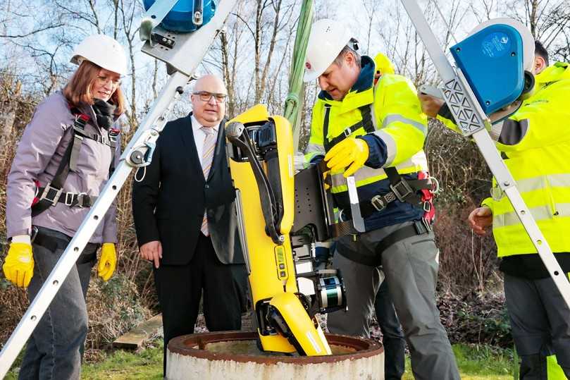 Wie gelingt der Einstieg und die Steuerung des Robo-Hunds im Kanal? Das wurde beim IKT getestet. | Foto: IKT