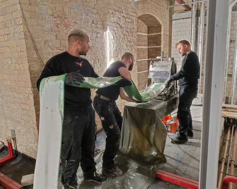 Imprägnierung des Liners mittels einer mobilen Walze | Foto: B_I/Valdix