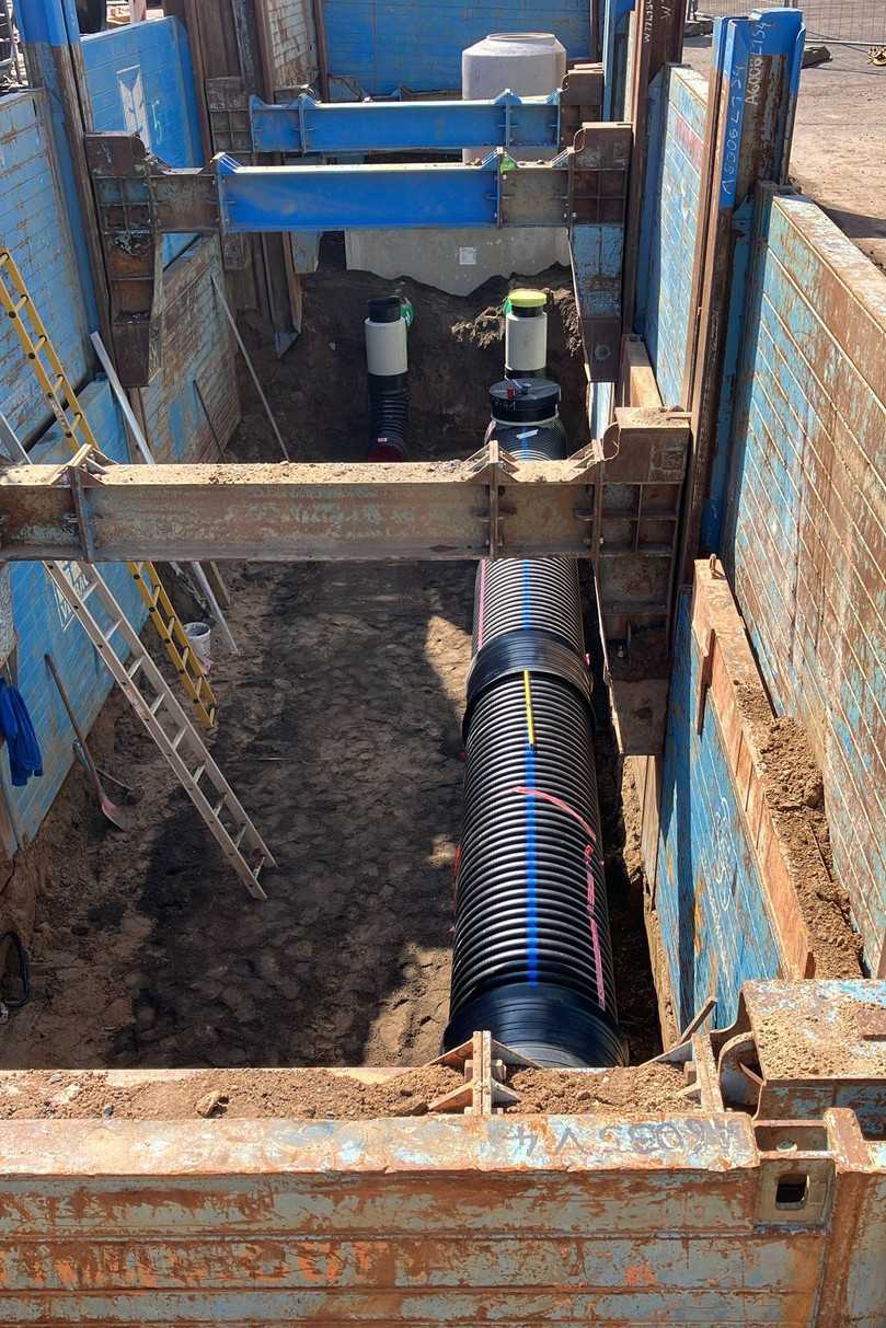 Die Lösung mit dem gestuften E+S Linearverbau und dem U-Laufwagen machen das Einfädeln der Sedimentationsrohre DN 800 problemlos möglich. | Foto: AMT Alex Maas Tiefbauunternehmung GmbH & Co. KG Die Lösung mit dem gestuften E+S Linearverbau und dem U-Laufwagen machen das Einfädeln der Sedimentationsrohre DN 800 problemlos möglich. | Foto: AMT Alex Maas Tiefbauunternehmung GmbH & Co. KG