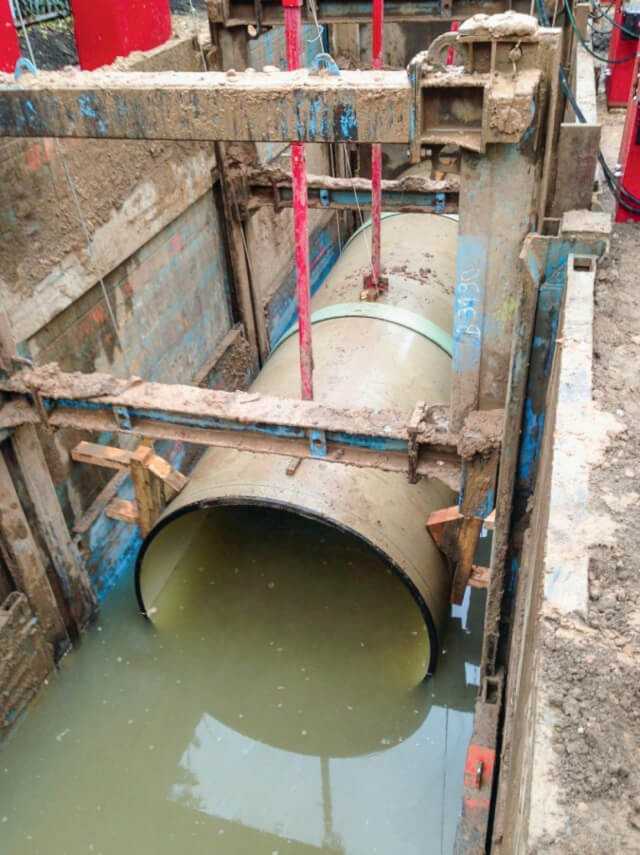 Schwimmende Verlegung: Einbau eines Abwasserrohres bei erhöhtem Grundwasser mittels RSS-Rohrverlegehilfe in Flüssigboden. | Foto: FiFB Leipzig