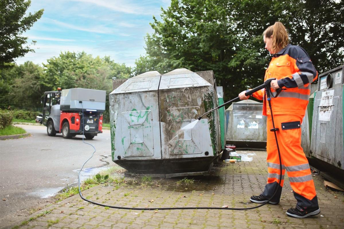 Schluss mit der Schmuddel-Optik am Container: der Weco-Citymaster 1650 im Reinigungsmodus. | Foto: Hako