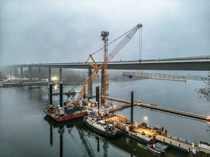 Montage im Wasser: Der erste Kran für den Ersatzneubau wurde auf der neuen Pfahlkopfplatte des ersten Brückenpfeilers montiert. | Foto: Liebherr