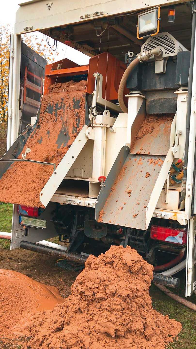 Der Auswurf von Shaker und Zentrifuge befindet sich platzsparend am Heck des Containers. | Foto: L-Team Baumaschinen