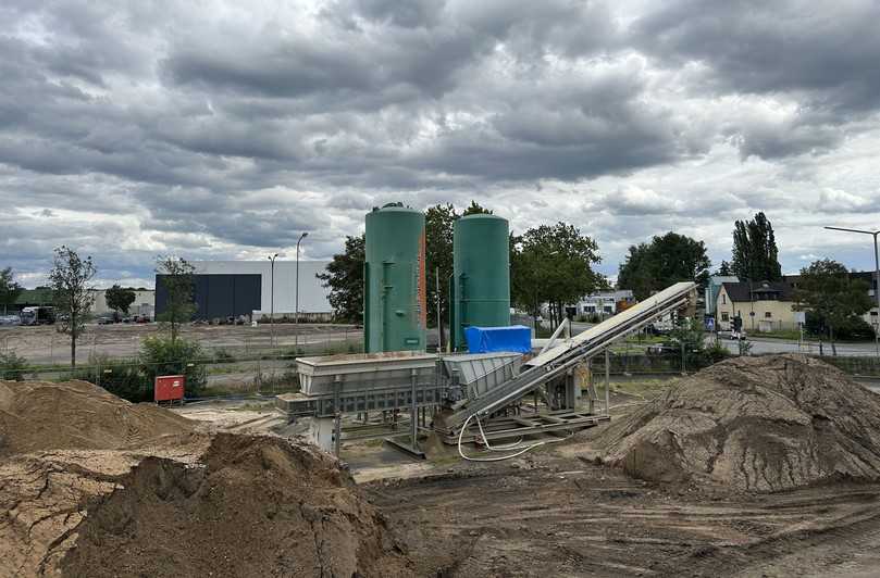 Die „Flüssigbodenfabrik“ in Hanau an der Birkenhainer Straße: Hier wird der Bauaushub zwischengelagert, separiert und in einer mobilen Kompaktanlage gemäß der vorgeschriebenen Rezeptur in Flüssigboden nach RAL-GZ 507 umgewandelt. | Foto: Südwestdeutsche Rohrleitungsbau GmbH