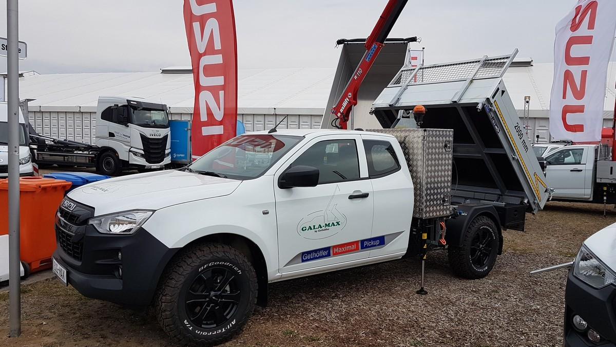 Isuzu D-Max SpaceCab L MT auf der Nordbau 2022: Der GaLa-Max für den Garten- und Landschaftsbau ist ausgestattet mit Dreiseitenkipper, Ladekran, Radstandverlängerung und auf 7 Tonnen erhöhtes Zuggewicht. | Foto: bb