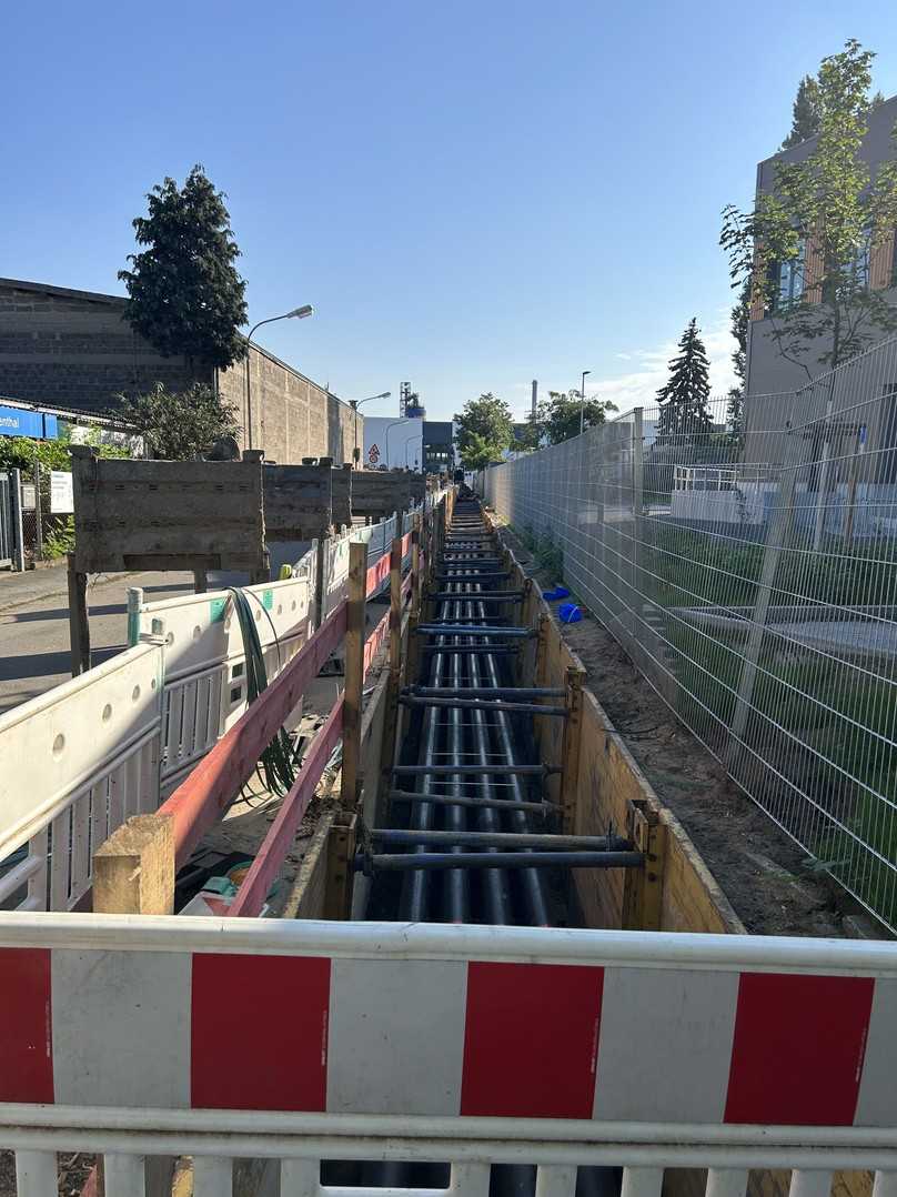 Nach dem Grabenaushub und dem Verbau erfolgte der Einbau des Leerrohrpaketes. Dieser war so ausgelegt, dass der Flüssigboden später alle Elemente nahtlos umhüllt. | Foto: Südwestdeutsche Rohrleitungsbau GmbH