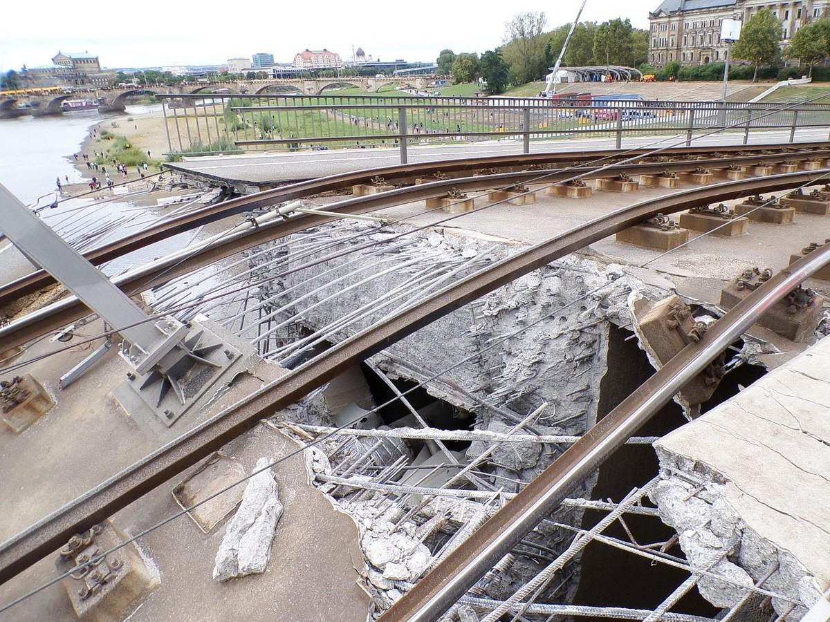 Dieses Bild bot sich am eingestürzten Brückenzug der Carolabrücke. Die Spannstähle hatten aufgrund von Korrosion und Ermüdung versagt. Jetzt soll die Brücke komplett abgerissen und neu gebaut werden. | Foto: Stadtverwaltung Dresden