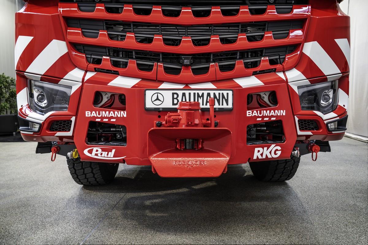 Eine Rockinger-Schwerlastkupplung und die Kamera im Kühlergrill kennzeichnen die Fahrzeugfront. | Foto: Daimler Truck AG