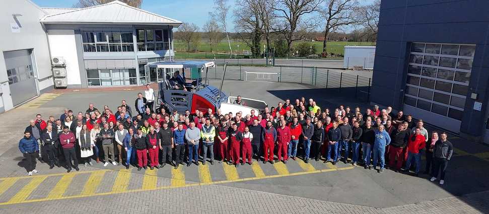 Dynapac feiert den letzten Großfertiger der SD2500er Reihe