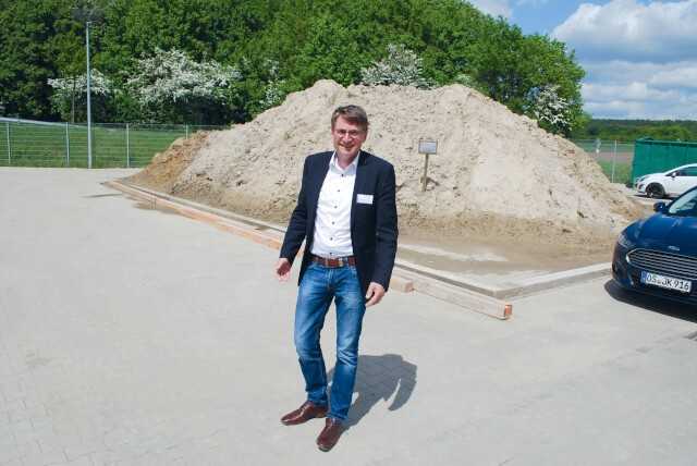 Andreas Hagedorn vor dem zwischengelagerten Sand, der als Füllsand oder für die Herstellung von Flüssigboden genutzt wird.
