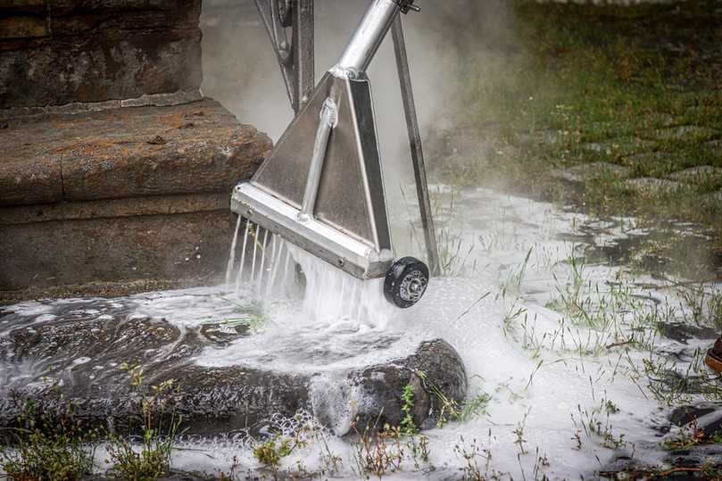 Mit minimalem Schaumeinsatz erzielt die Niederdruckreinigung eine sichtbare und schonende Reinigung auch empfindlicher Flächen. | Foto: Elmo/mbrmnn_photography