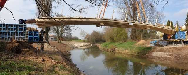 Die Montage der Brücke „Birkelspitze“ in Weinstadt | Fotos: Schaffitzel Holzindustrie