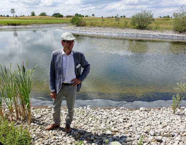 Prof. Dr. Johannes Kollmann von der Technischen Universität München sieht bei der Teichufer-Bepflanzung im Valley noch Verbesserungspotenzial. | Foto: bs