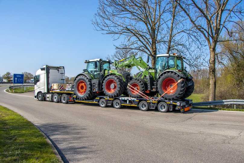 Mit dem „Stepstar“ mit Doppelradmulden lassen sich auch sehr hohe Baumaschinen transportieren. Die Doppelmuldentiefe lässt sich anpassen. | Foto: Goldhofer