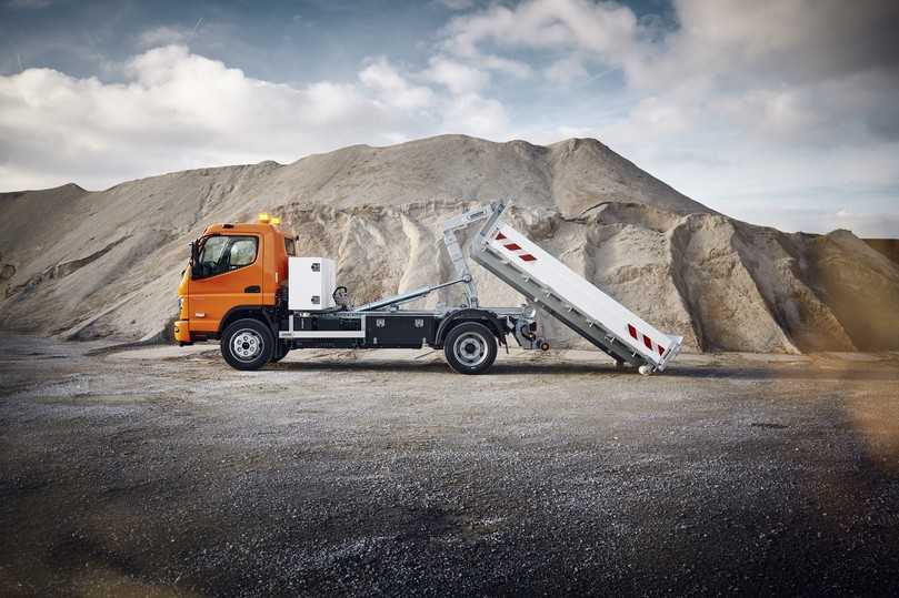 Den elektrischen Fuso eCanter 9C18e gibt es auch als Abrollkipper. Auf die bauma kommt 8,55-Tonner mit Dieselmotor. | Foto: Daimler Truck AG