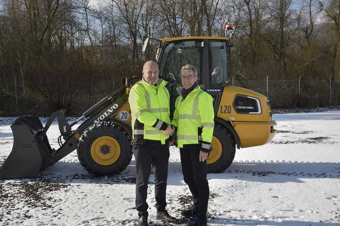 Neuer Geschäftsführer in Konz: Tommy Bengtsson (links) übernimmt den Posten von Matthias Keller, der nach 12 Jahren an der Unternehmensspitze in den Ruhestand geht. | Foto: Volvo CE