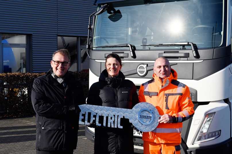 Von links: Peter Ström, Geschäftsführer Volvo Group Trucks Central Europe GmbH übergibt symbolisch den Schlüssel für den ersten FMX Electric in Kundenhand an Alexandra Decker, Vorstand Cemex Deutschland AG und ihren Fahrer Musli Beqiri. | Foto: Quatex