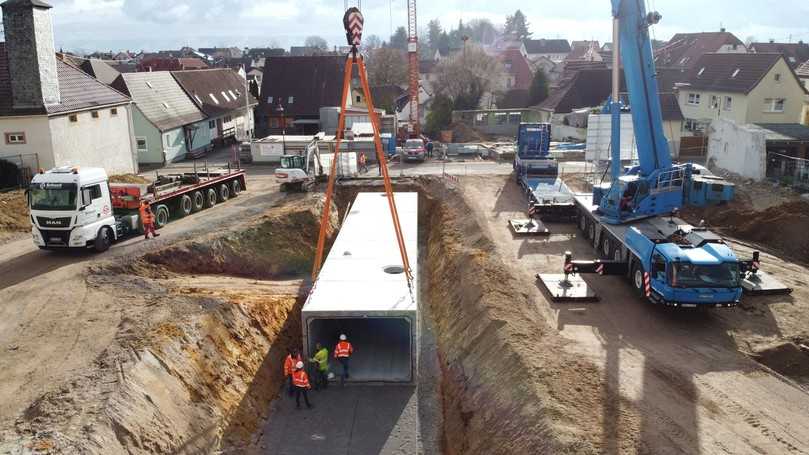 Zentrales Bauwerk der Erschließungsmaßnahmen ist ein Regenrückhaltebecken, das das anfallende Niederschlagswasser aufnehmen soll. Der Stauraumkanal wurde in nur zwei Tagen montiert. | Foto: Finger Baustoffe