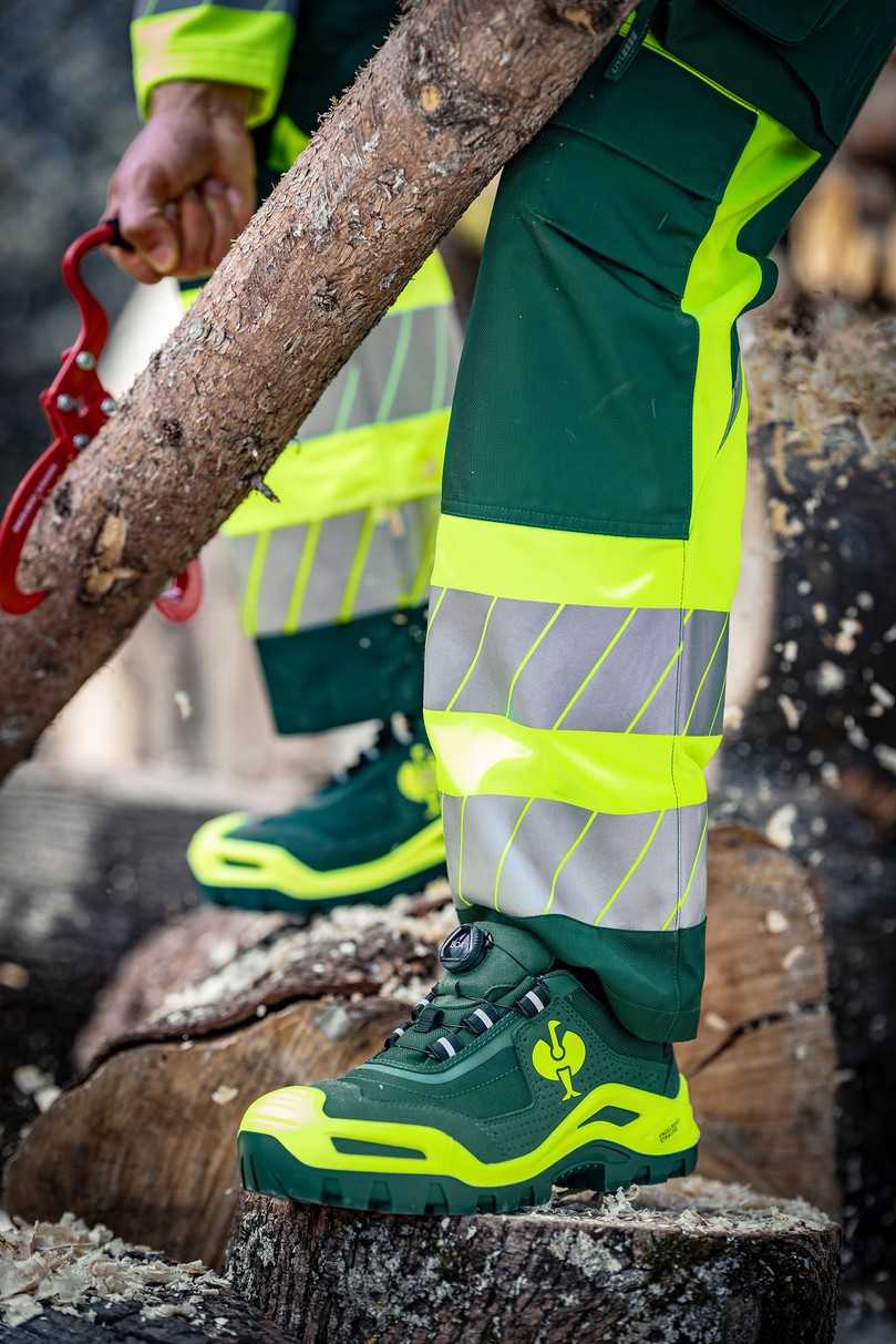 Die neue Arbeitsbekleidung von Engelbert Strauss, eine nach DIN EN ISO 20471 zertifizierte Workwear-Linie. | Foto: Werbefotografie Weiss 