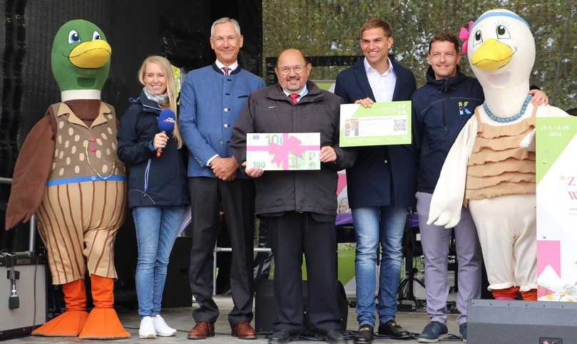 Start des Dauerkarten-Vorverkaufs für die Landesgartenschau 2024 in Kirchheim mit den Maskottchen Kirk und Stetti: Radiomoderatorin Steffi Schaller (von links), Dr. Christian Barth aus dem bayerischen Umweltministerium, Gerhard Zäh, VGL-Präsident und Vorsitzender der Gesellschafterversammlung der Bayerischen Landesgartenschau GmbH, Kirchheims Bürgermeister Maximilian Böltl sowie Maximilian Heyland, Geschäftsführer der Kirchheim 2024 GmbH. | Foto: VGL Bayern/Jochen Henning