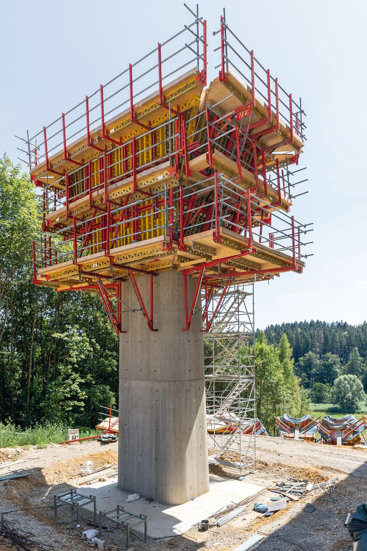 Die Kletterschalungen für Brückenpfeiler und Pfeilerköpfe basieren auf dem kranversetzbaren SCS Klettersystem. | Foto: PERI Deutschland