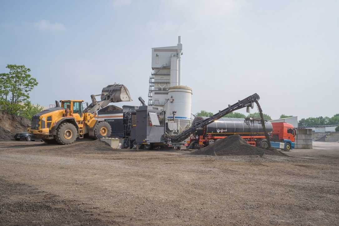 Wirtgen-Kaltrecycling mit der mobilen Kaltmischanlage KMA 240i auf der A555 bei Köln