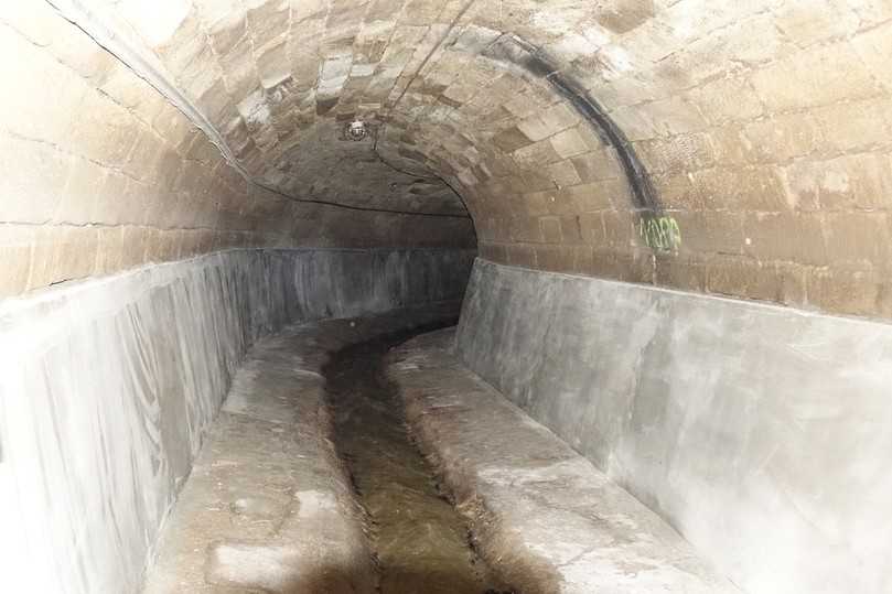 Auf rund 31 Metern sind die Kämpferbereiche sowohl maschinell im Nassspritzverfahren als auch von Hand mineralisch neu beschichtet worden. | Foto: Güteschutz Kanalbau