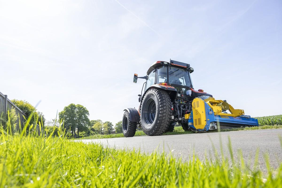 Mit dem speziell für kommunale Einsätze entwickelten Alliance Multiuse 550 setzt die Maschine nun auf ein bodenschonendes Blockprofil, das den Anforderungen im öffentlichen Raum optimal gerecht wird. | Foto: Bohnenkamp