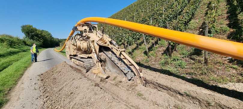 Beim Bau der 2 km langen, provisorischen Hochdruckleitung entlang der Weinberge zwischen Heppingen und der Ringener Straße verrichteten rbv-Mitglieder den Löwenanteil der Arbeiten. | Foto: Energieversorgung Mittelrhein AG