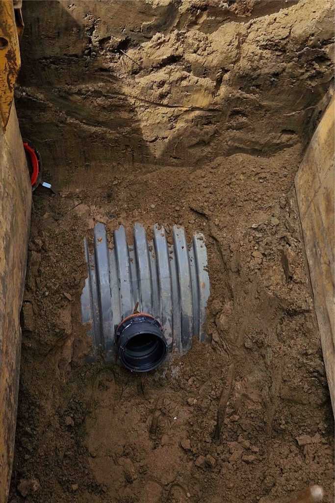 Mithilfe von Connex-Anschlüssen lassen sich Hausanschlussleitungen punktgenau und einfach anbinden. | Foto: Funke Kunststoffe Mithilfe von Connex-Anschlüssen lassen sich Hausanschlussleitungen punktgenau und einfach anbinden. | Foto: Funke Kunststoffe