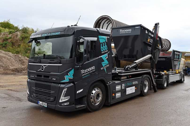 Trotz 3,90 m kurzem Radstand kann auch der 666 PS starke Volvo FM Electric mit sechs verbauten Akkupaketen und fast 300 km Reichweite im Einsatz punkten. | Foto: QUATEX