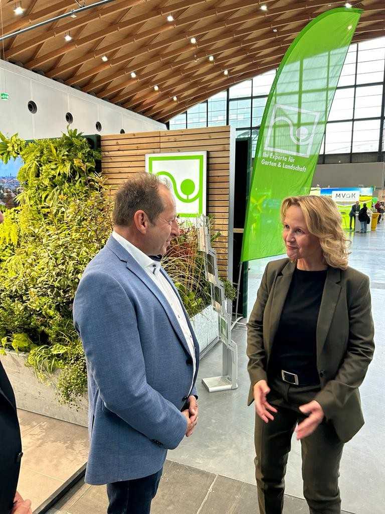 BGL-Präsident Thomas Banzhaf im Gespräch mit Bundesumweltministerin Steffi Lemke Ende November auf dem Bundesparteitag von Bündnis90/Die Grünen. | Foto: BGL