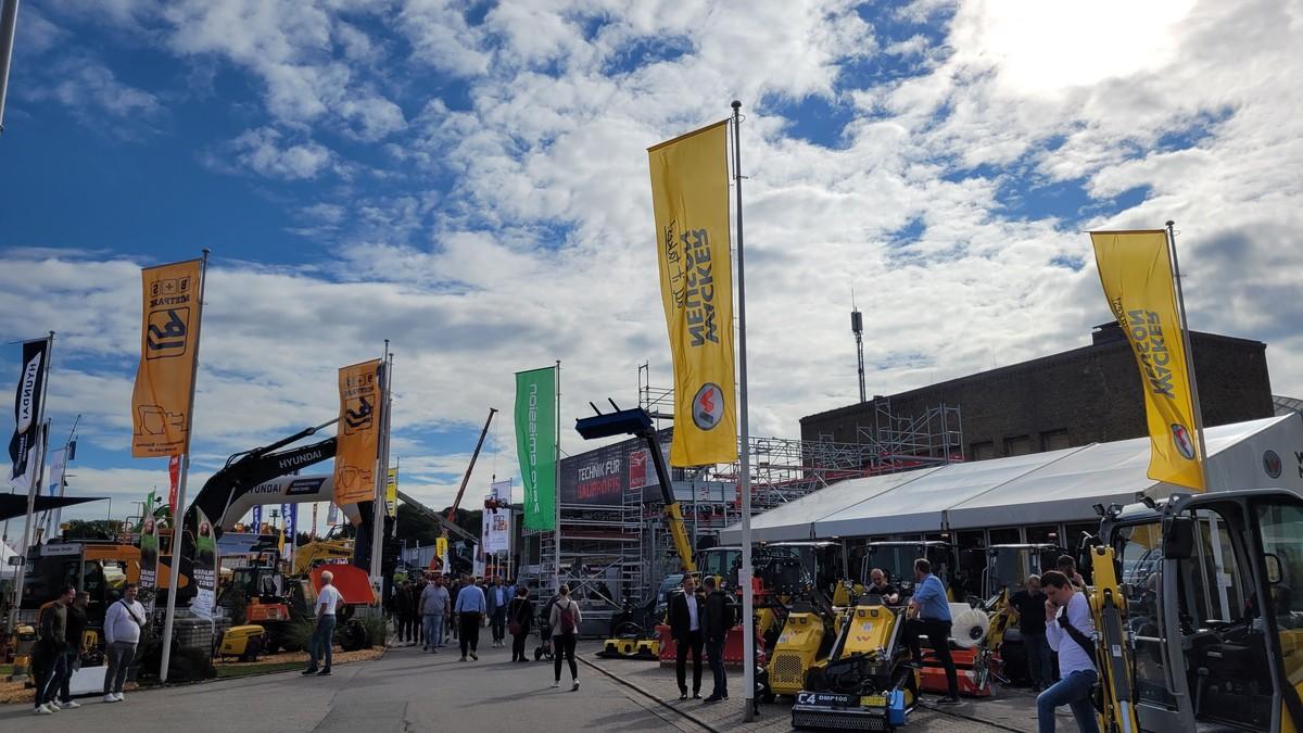 Hier spricht man miteinander: Auf der NordBau 2025 bekam die Baubranche die Gelegenheit, sich untereinander und mit der Industrie auszutauschen. | Foto: B_I MEDIEN/Brinkmeier