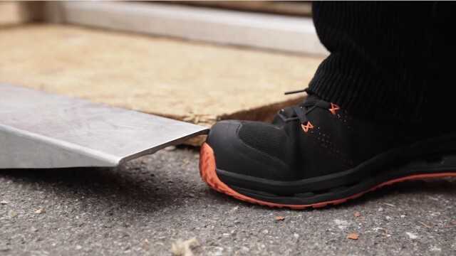 Der Arbeitsschuh schützt den Fuß zuverlässig vor scharfen Kanten.