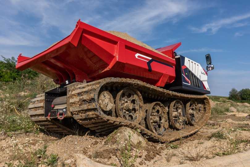 Die großen Stahllaufräder und die Endlosgummiketten passen sich dem Gelände an und sorgen für hohe Laufruhe und Stabilität beim Fahren und Arbeiten auf unebenen Untergründen. | Foto: Powerbully