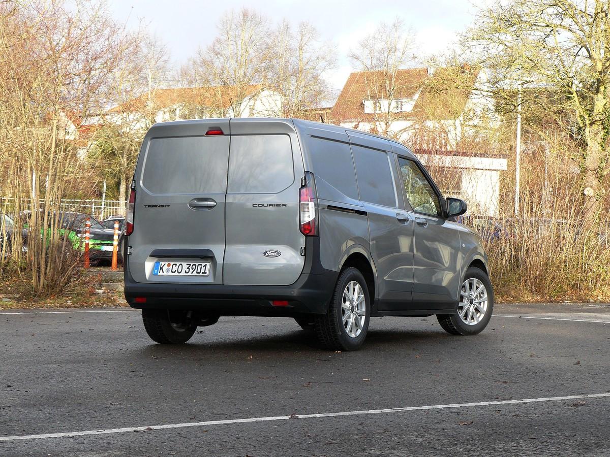 Gepflegte Karosserie: Kerzengerader Rücken, Heckspoiler, abgedeckte Schiene der Schiebetür. | Foto: B_I MEDIEN