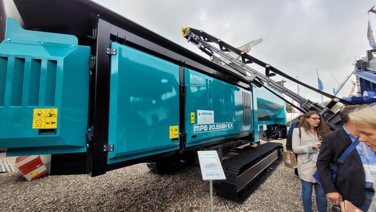 Beim Lübecker Händler C. Christophel fanden Besucher:innen der NordBau 2025 unter anderem die kettenmobile Trommelsiebanlage Pronar MPB 20.55GH EX. | Foto: B_I MEDIEN/Brinkmeier