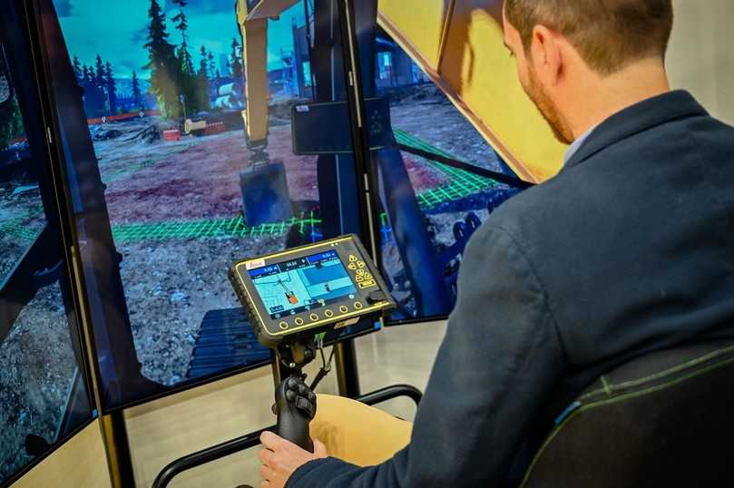 Die Zukunft des Bauens ist digital, und so zeigten die Aussteller der SaMoTer - wie hier in einem Bagger-Simulator - digitale Technik wie Maschinensteuerungen. | Foto: Veronafiere