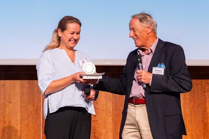 Ewa Hermann von der Gemeinde Kalletal auf Platz 2 des Goldenen Kanaldeckel 2024 | Foto: IKT