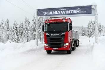 Mit schweren Scania-Lkw durch Schnee und Eis