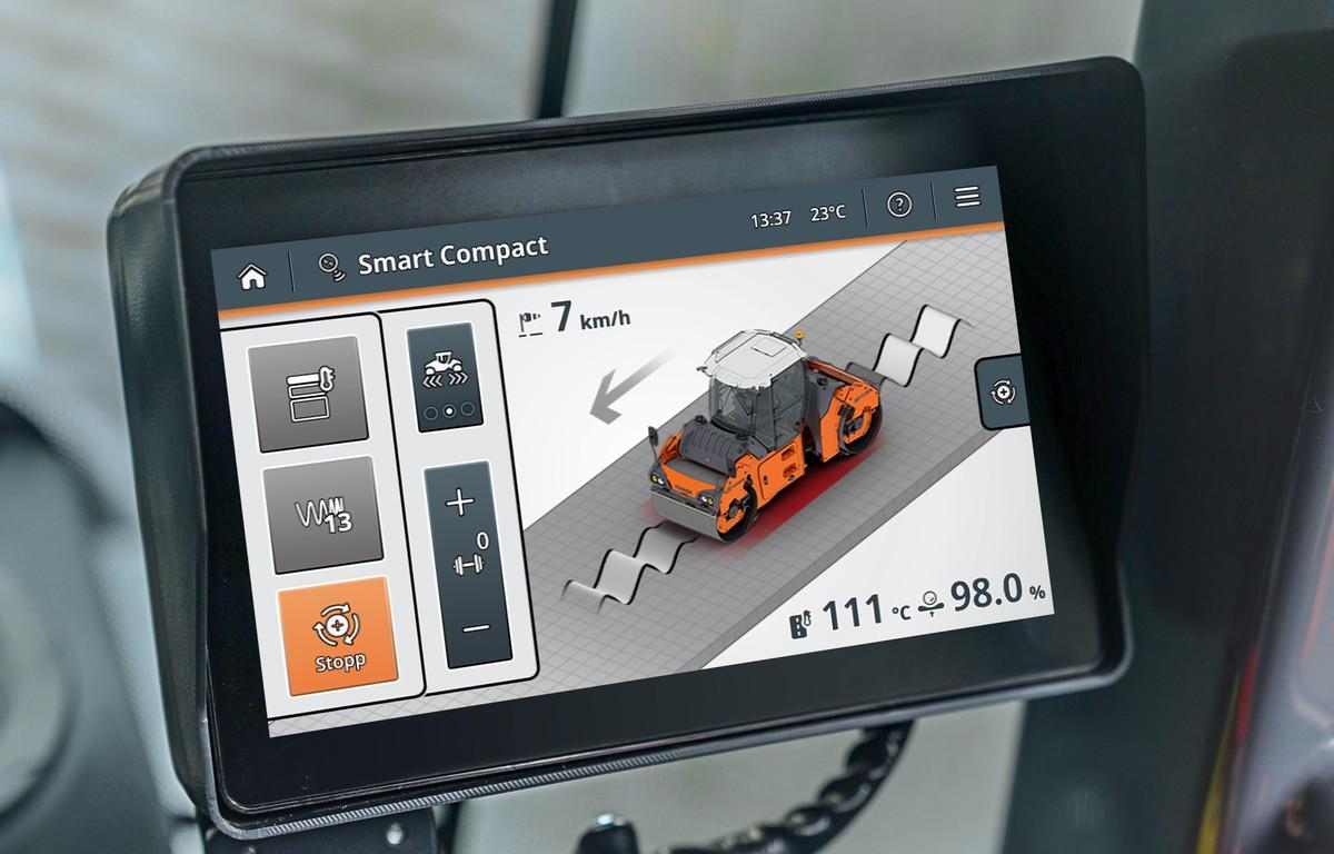 Integration der Echtzeit-Dichte in Hamm Smart Compact: Die automatische Regelung der Verdichtungskraft und -modi auf Basis der Echtzeit-Dichte (im Display unten rechts in %) bietet entscheidende Vorteile bei der Beurteilung der Verdichtungsqualität. | Foto: Hamm AG