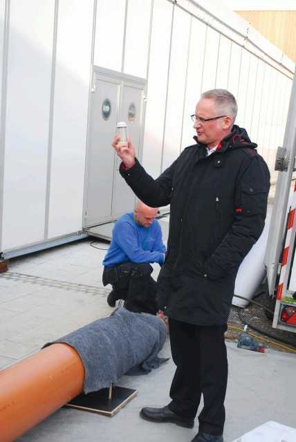 Niklas Ernst zeigt die kompakte und energie- effiziente LED-Lichtquelle.