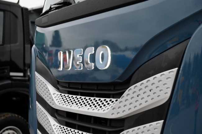 Als Zubehör bietet Iveco nun auch den LED-beleuchteten Marken-Schriftzug an. | Foto: QUATEX