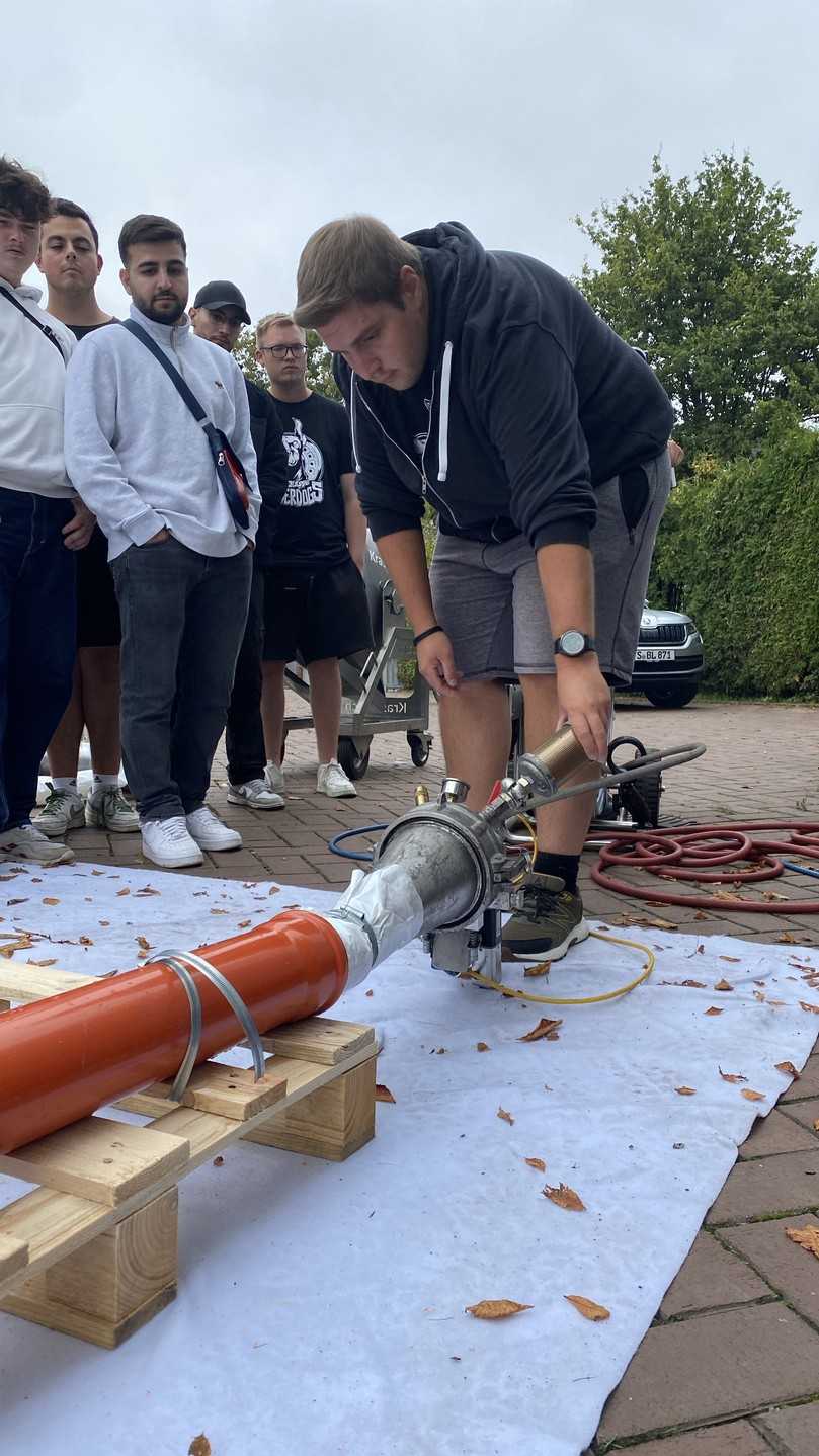 Natürlich hatten die Azubis auch die Möglichkeit, selbst Hand anzulegen. | Foto: RSV