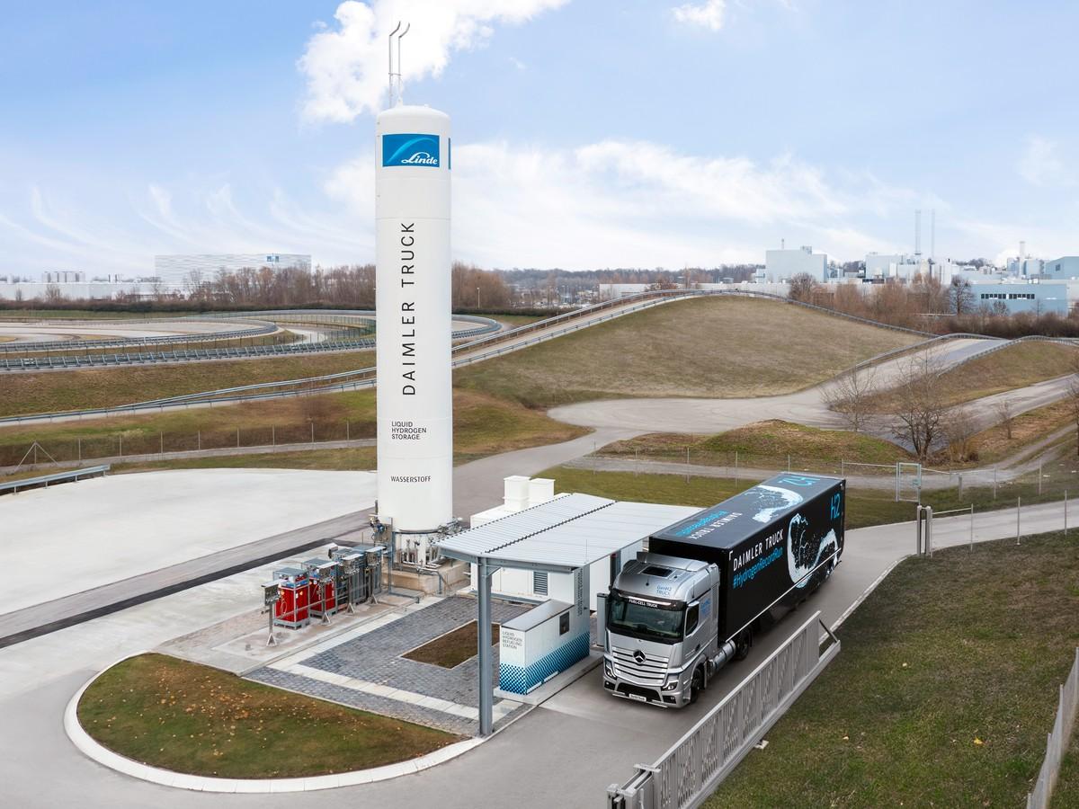 Bei Daimler Truck in Wörth entstand eine öffentliche H2-Tankanlage für Lkw, die bis zu 4,4 t Flüssigwasserstoff speichert. | Foto: Daimler Truck AG