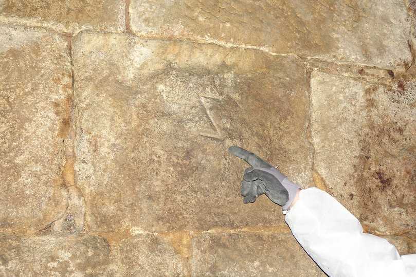 Im Mittelalter war es üblich, dass Steine mit sogenannten Steinmetzzeichen gekennzeichnet wurden. Diese finden sich auch im Geiselbachkanal in den quaderförmigen Sandsteinen. | Foto: Güteschutz Kanalbau